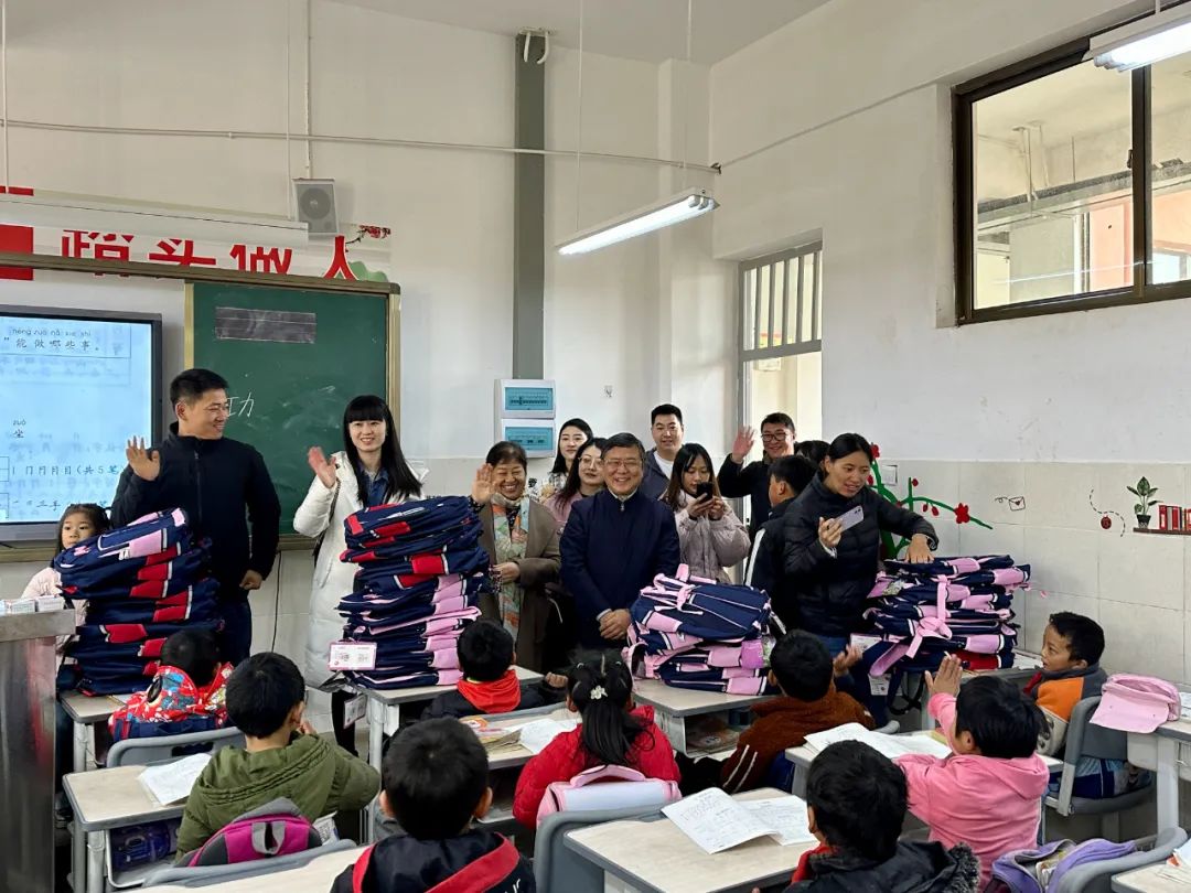 【用心呵護幼苗】楊安民董事長走進中國砂石協(xié)會希望小學 以實際行動踐行企業(yè)社會責任